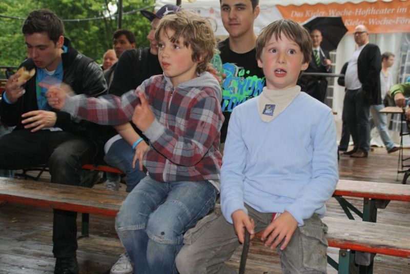 zwei Jungen auf einer Bank, die sich zur Musik bewegen